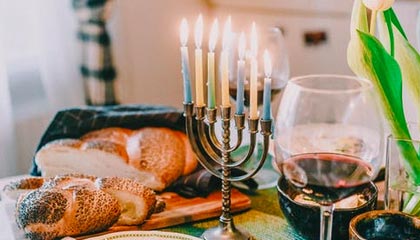 转会市场热闹，多队展开激烈角逐，转会足球队是什么意思