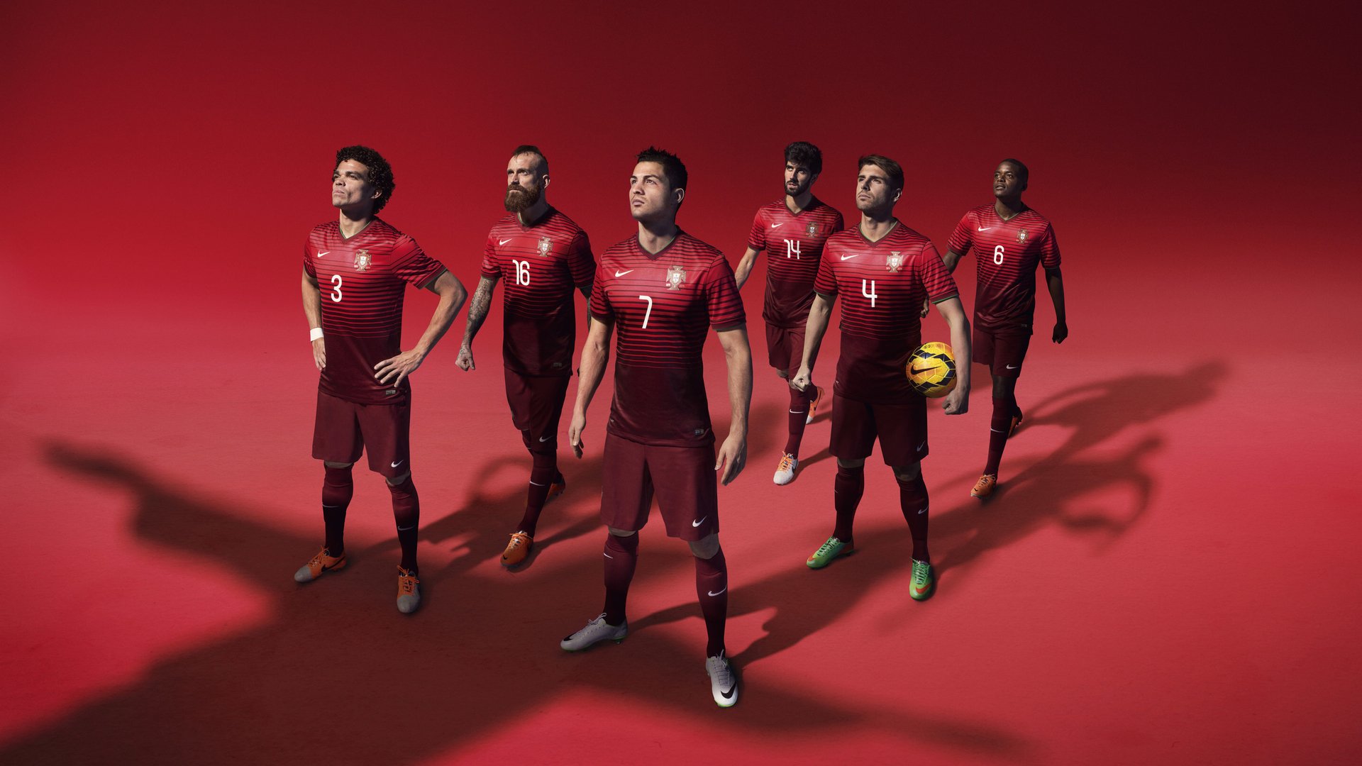 深圳新鹏城主场气氛热烈，球迷支持力度大，深圳新鹏都