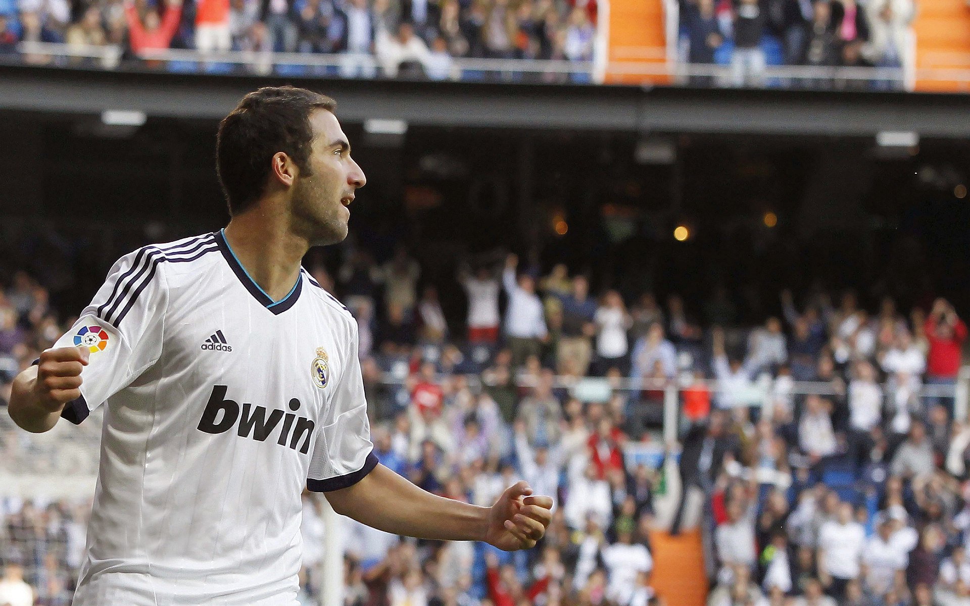 盛大颁奖典礼热闹举行，女足比赛营造氛围，全运会女足颁奖仪式